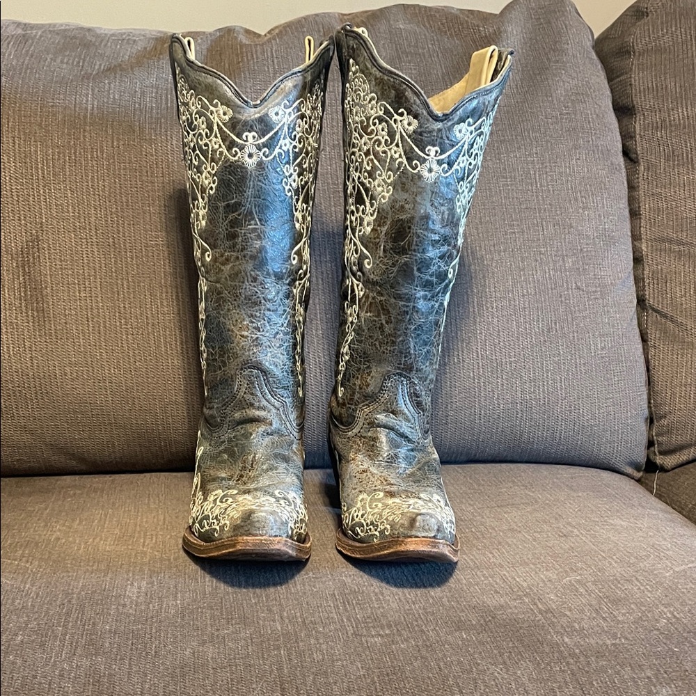 Chic Black and White Embroidered Heeled Boots